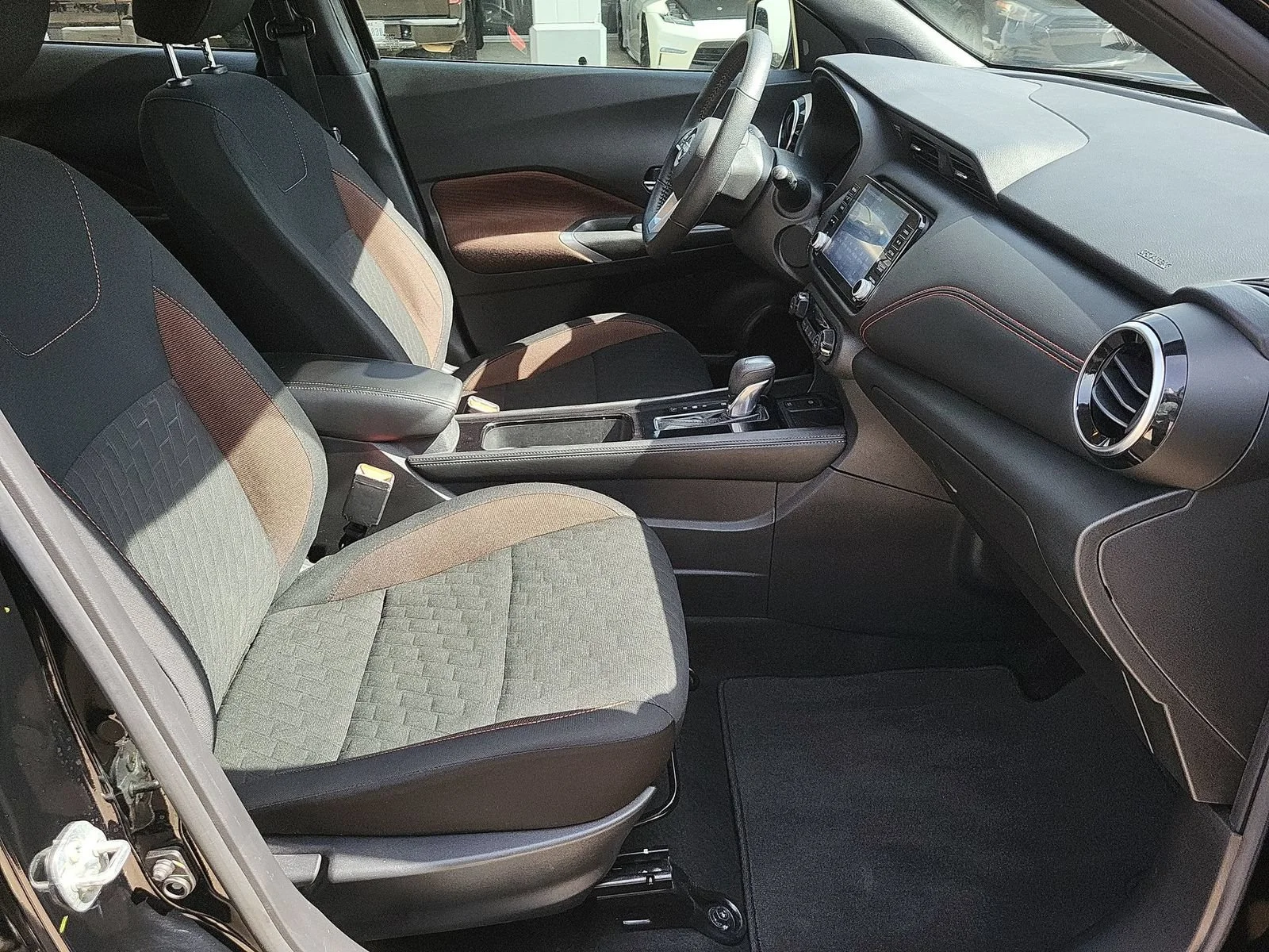 Used 2022 Black Nissan SR Xtronic CVT image 26