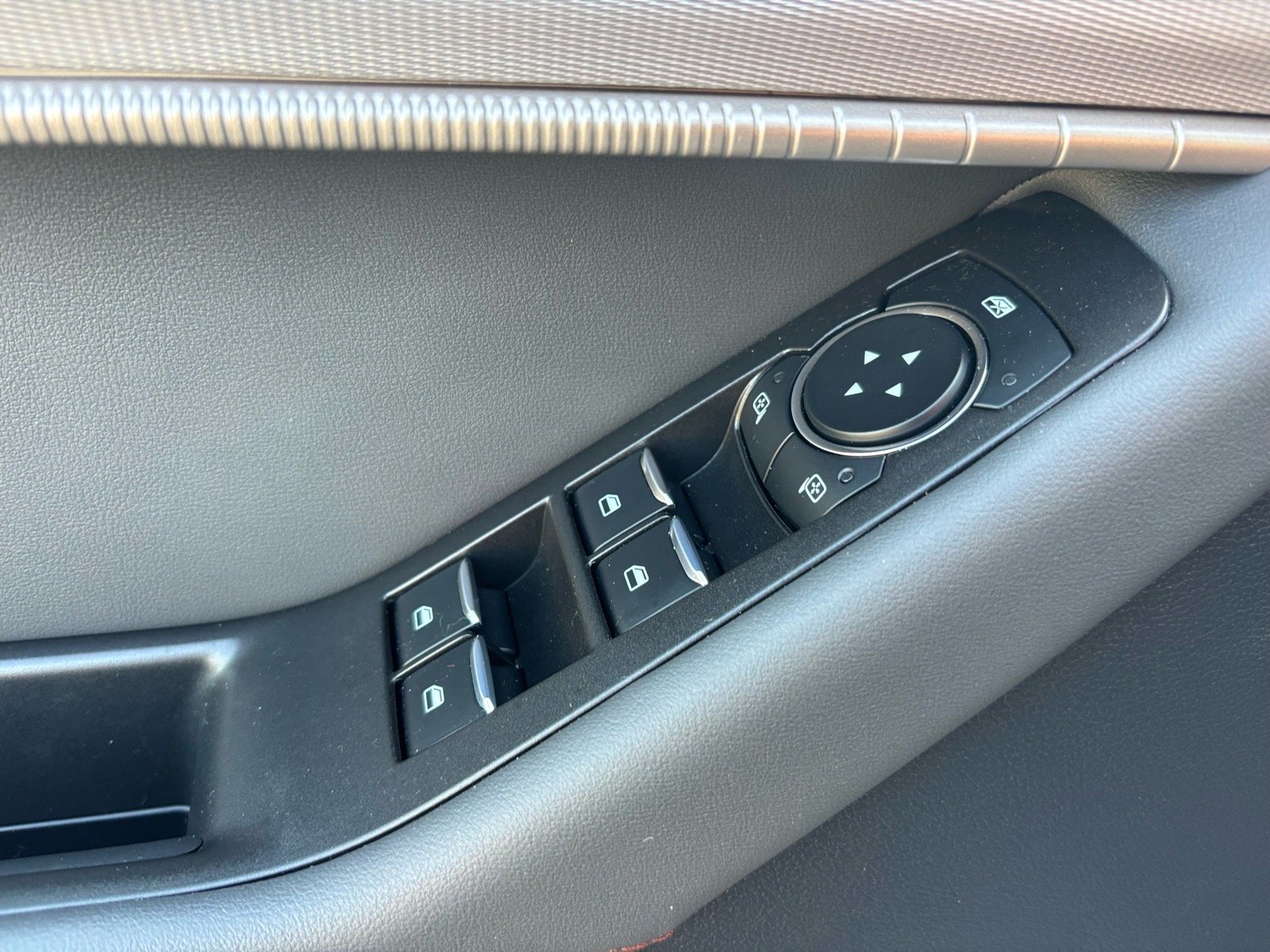 Used 2025 Oxford White Ford Active image 8