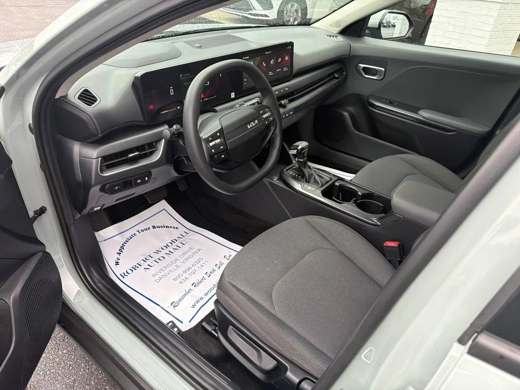 Used 2025 Green Kia LXS image 9