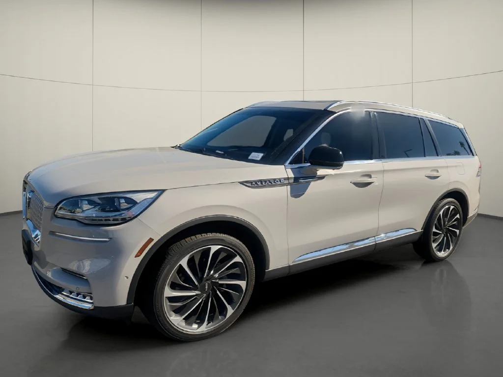 Used 2022 White Lincoln Reserve image 3