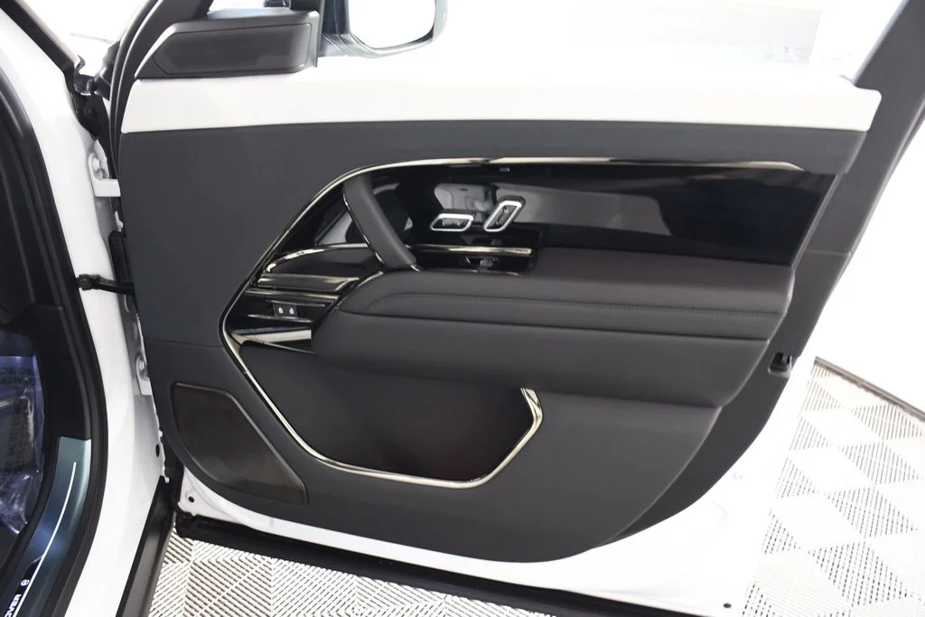 New 2026 Ostuni Prl Whi Land Rover SV image 17