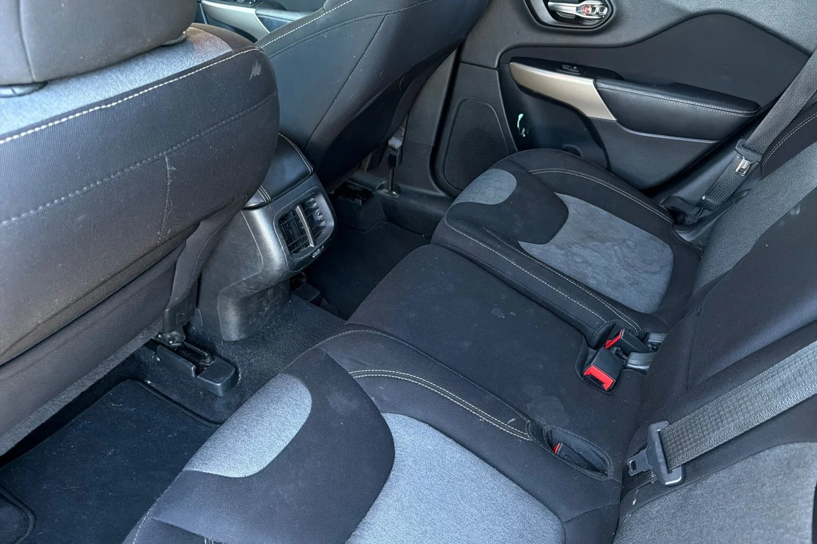 Used 2018 Silver Jeep Latitude image 14