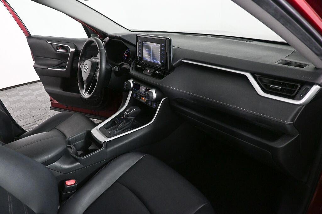 Used 2020 Ruby Flare Pearl TOYOTA XLE Premium image 22