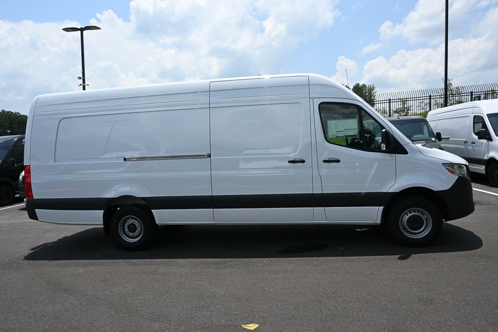 New 2026 Arctic White Mercedes-Benz Cargo 170 WB image 22
