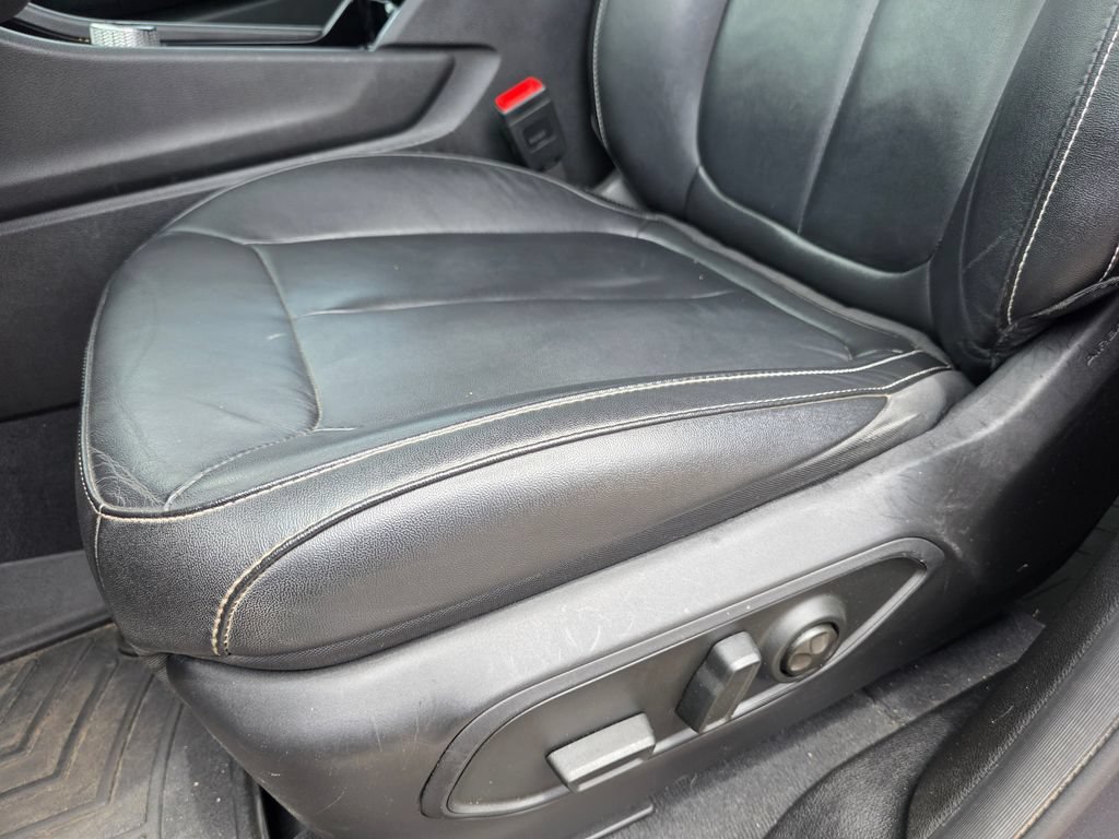 Used 2023  Jeep Limited image 13