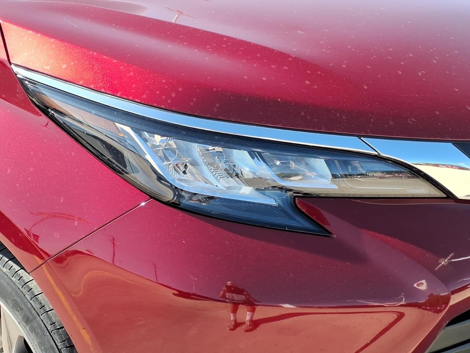 Used 2021 RUBY FLARE PEARL Toyota XLE image 4