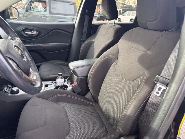 Used 2017 Diamond Black Crystal Pearlcoat Jeep Latitude image 8