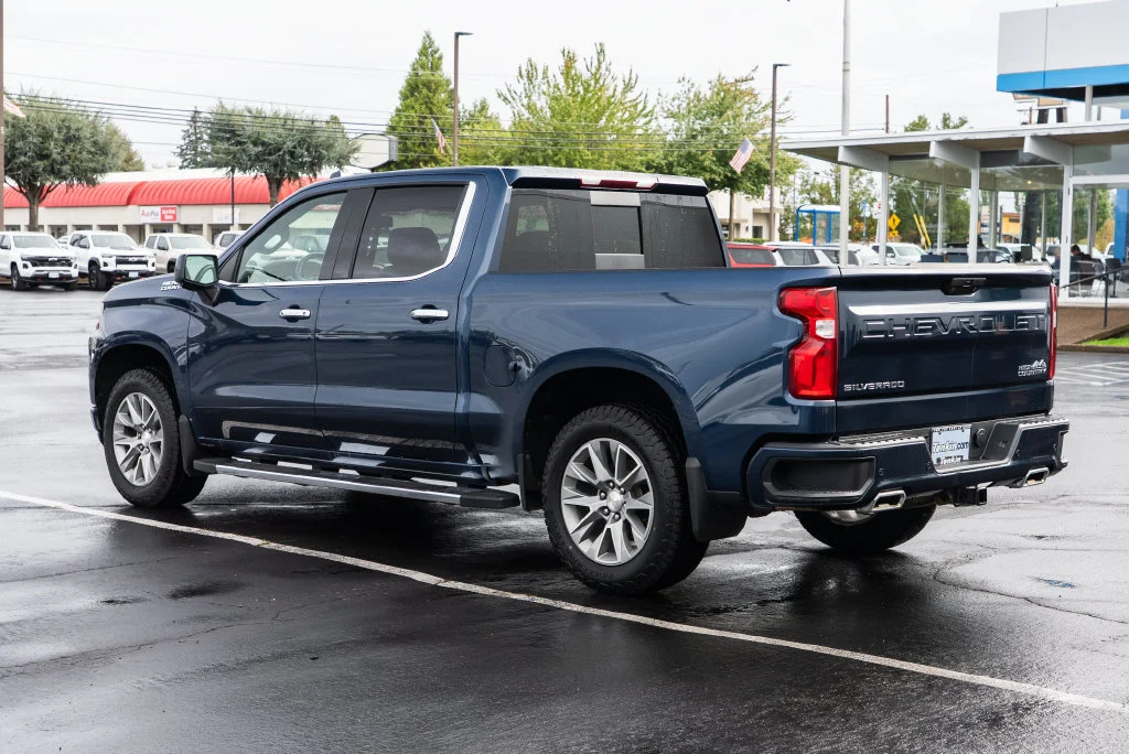 Used 2022 Northsky Blue Metallic Chevrolet High Country image 4