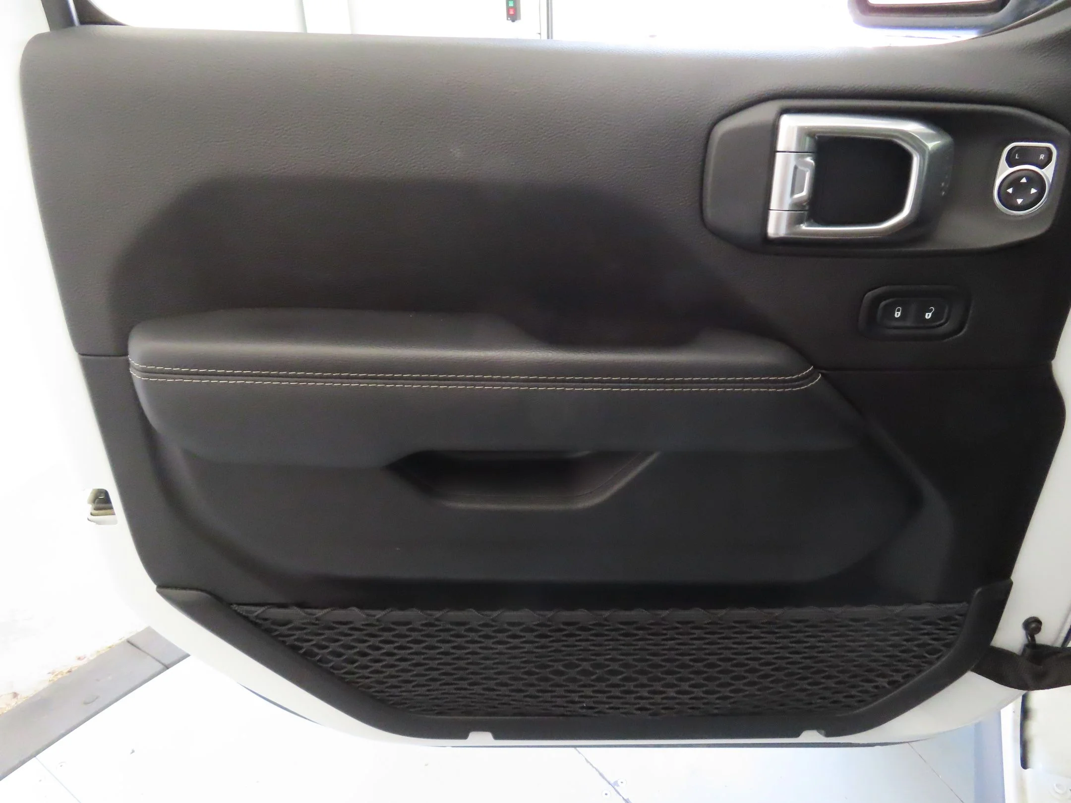 Used 2021 White Jeep Unlimited Rubicon image 10