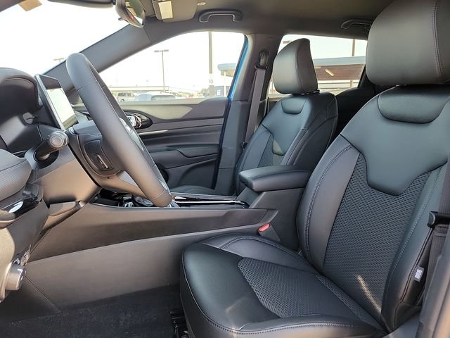 New 2026 Hydro Blue Pearlcoat Jeep Latitude image 12