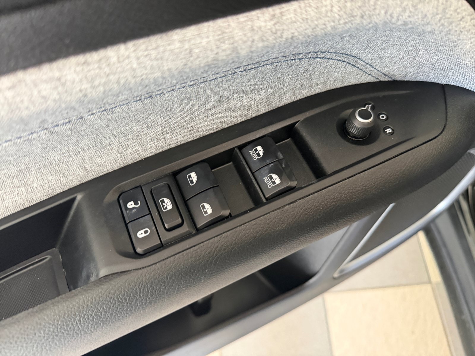 Used 2023 Diamond Black Crystal Pearlcoat Jeep Latitude image 29