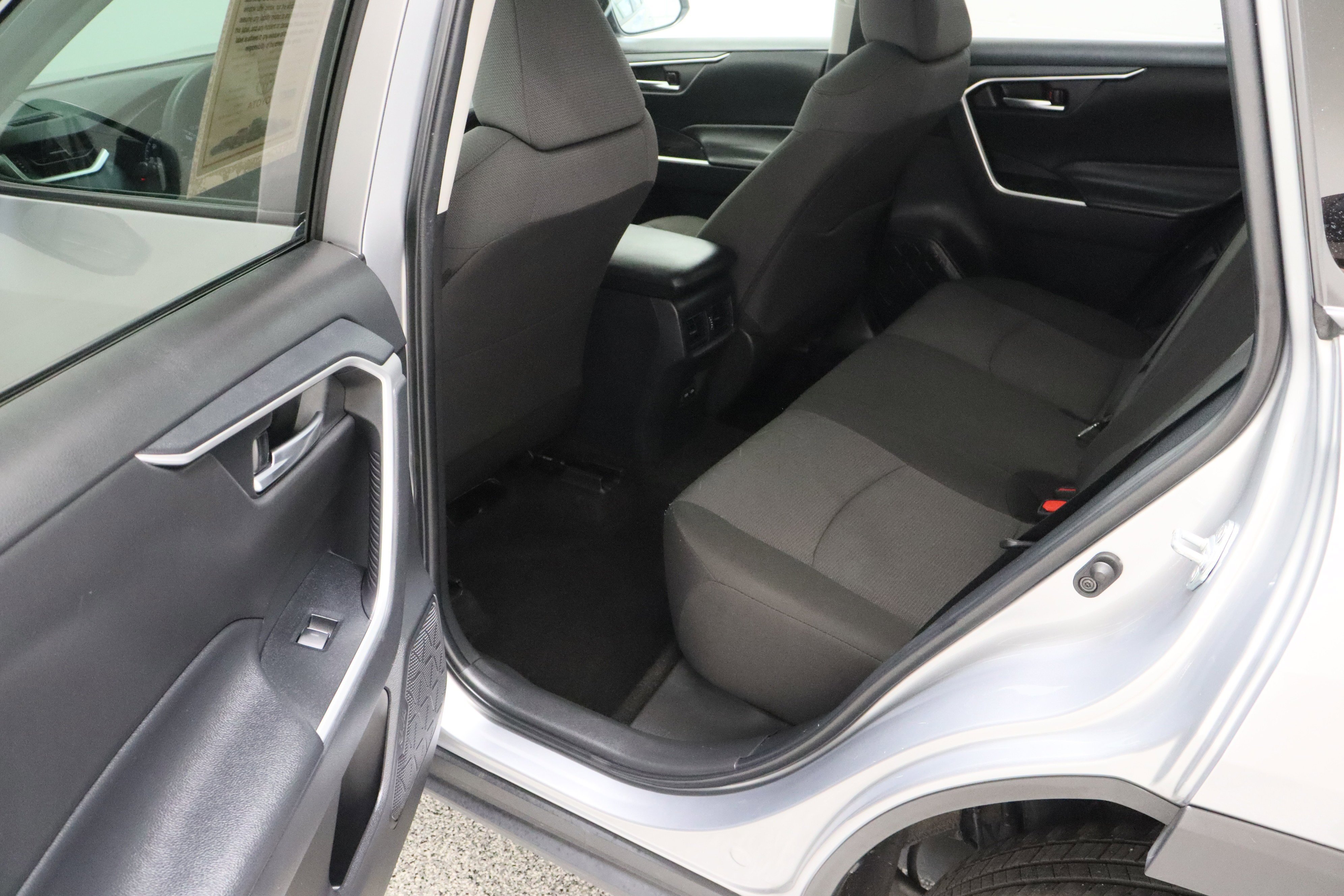 Used 2025 Silver Sky Metallic Toyota XLE 2.5L image 27