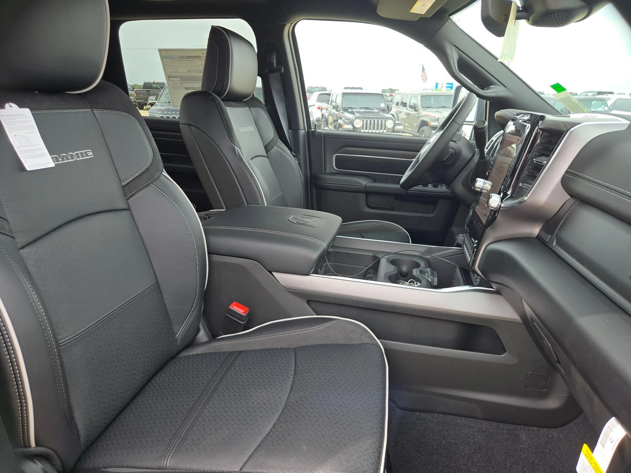 New 2026 Diamond Black Crystal Pearl-Coat Exterior Paint RAM Laramie image 26