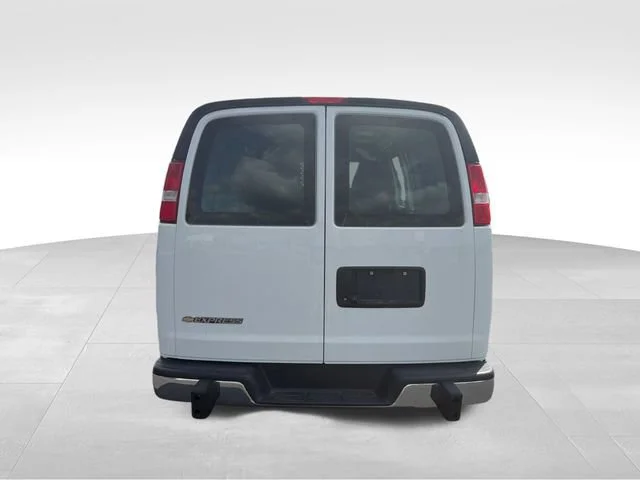 Used 2025 Summit White Chevrolet WT image 4