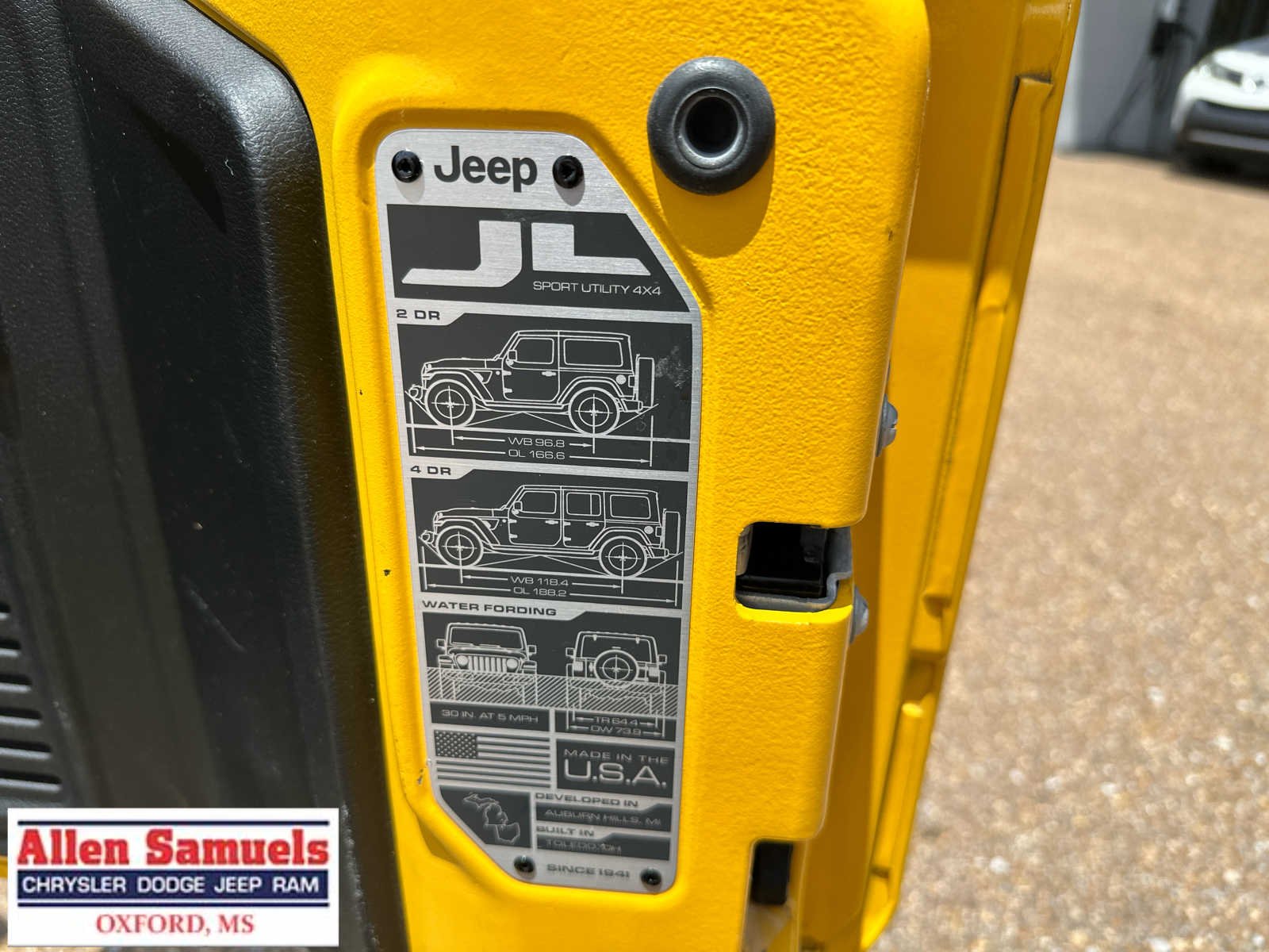 Used 2021 Hellayella Clearcoat Jeep Sport S image 28