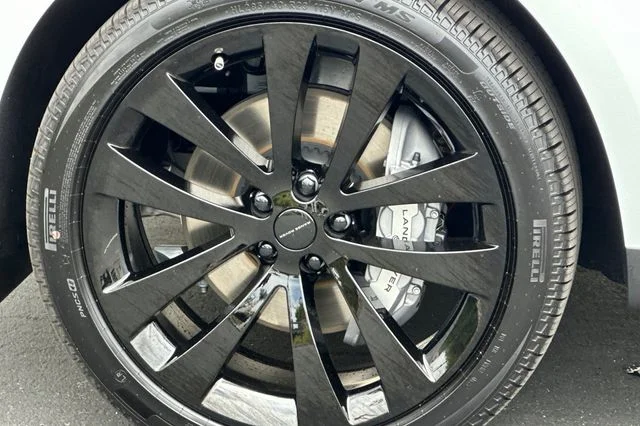 New 2026 Fuji White Land Rover SE image 24