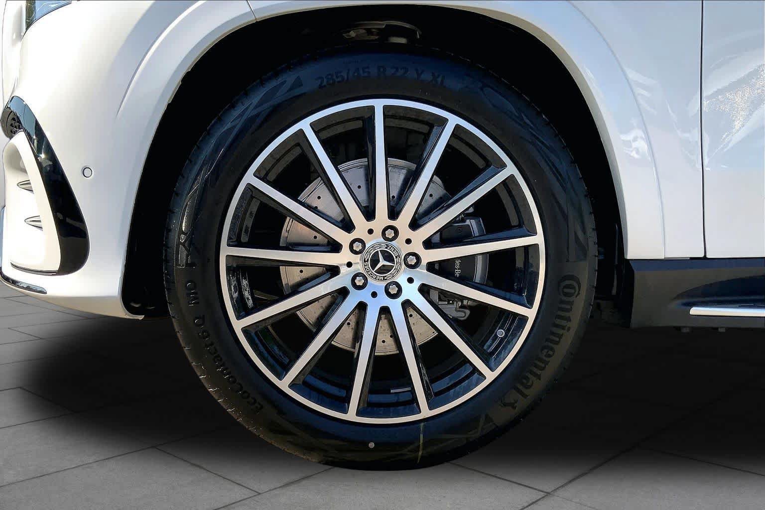 New 2026 MANUFAKTUR Moonlight White Metallic Mercedes-Benz GLS 450 image 15