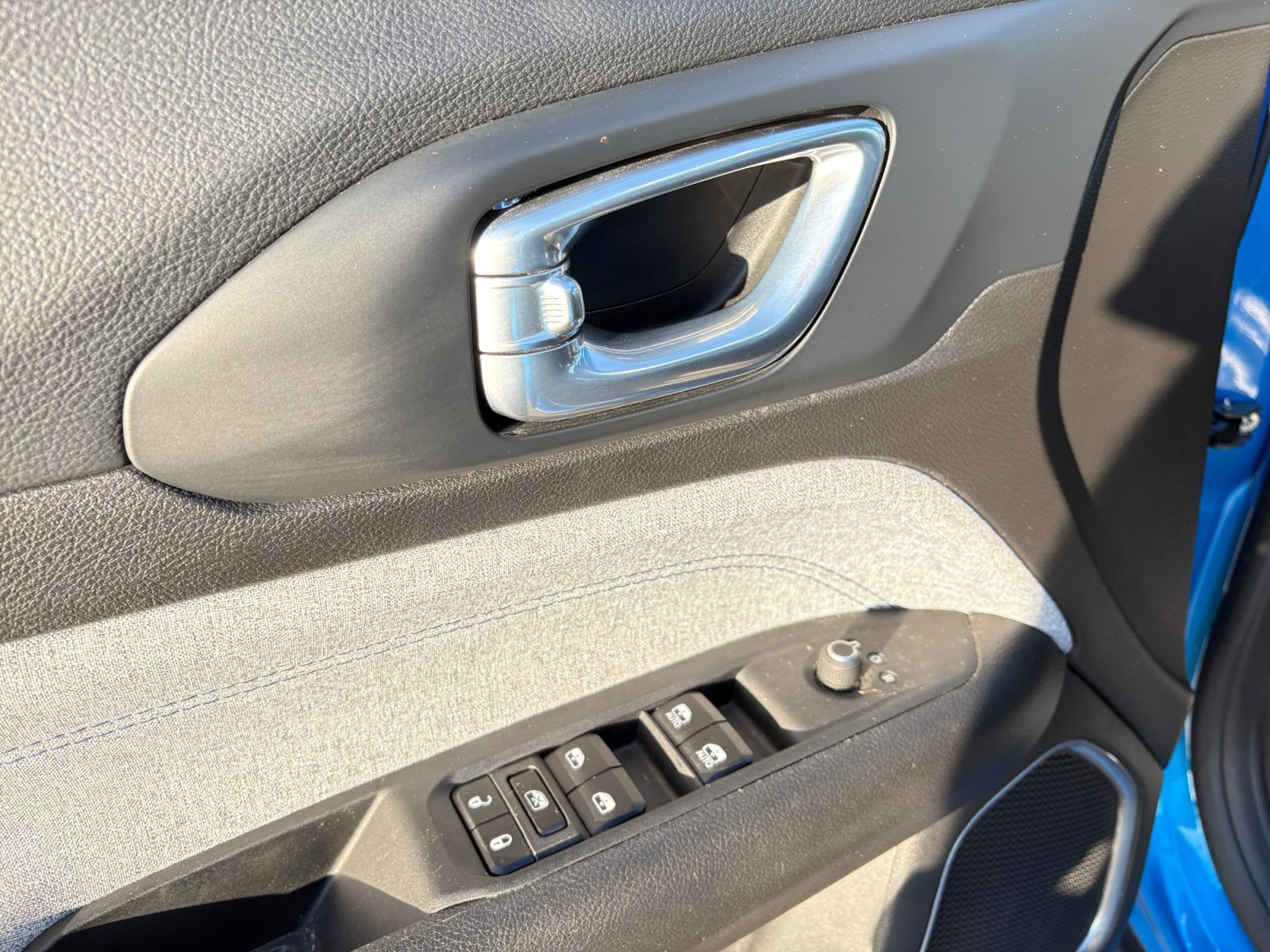 Used 2024 Hydro Blue Pearlcoat Jeep Latitude image 10