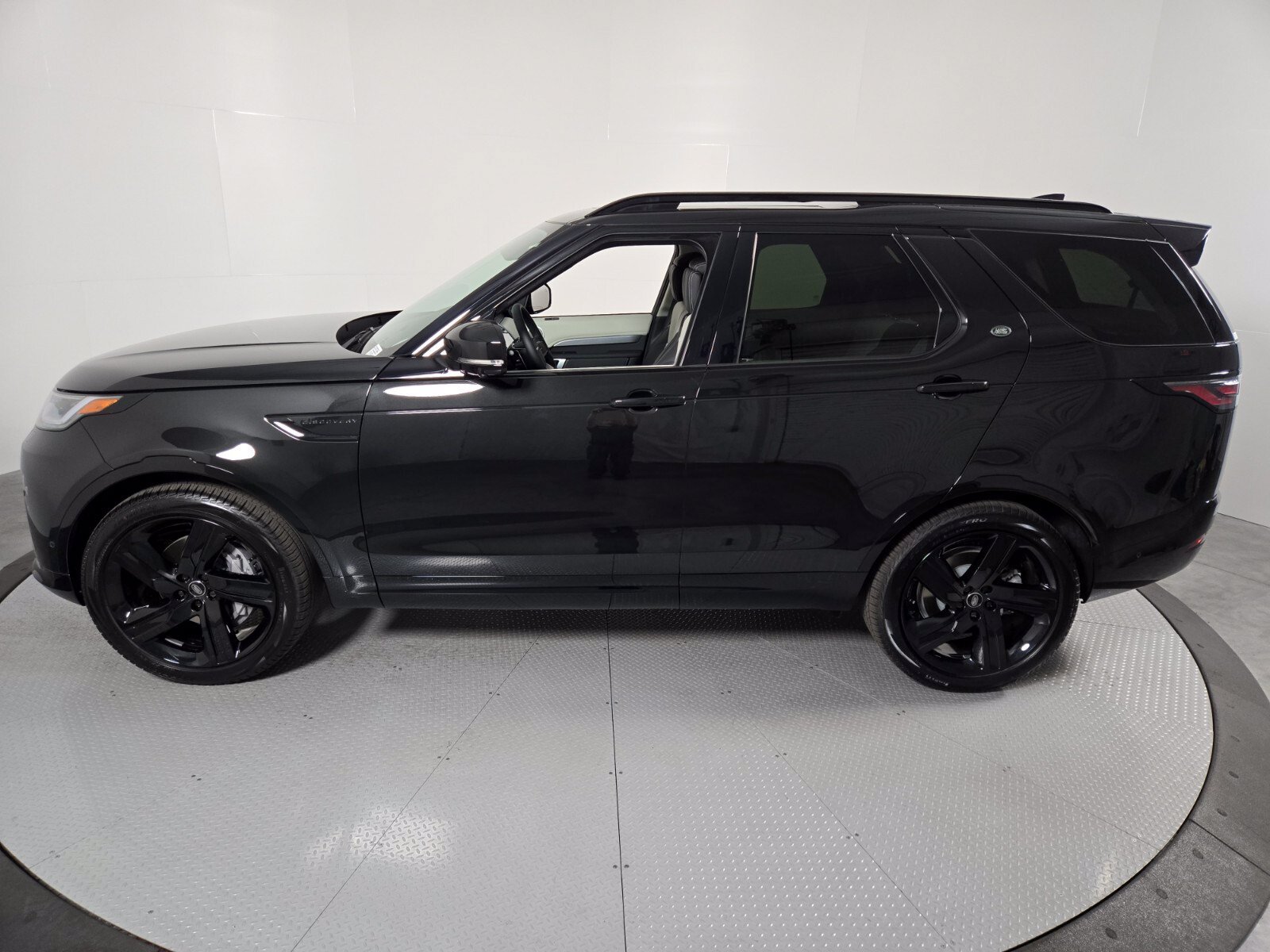 New 2026 Santorini Black Land Rover Dynamic SE image 34