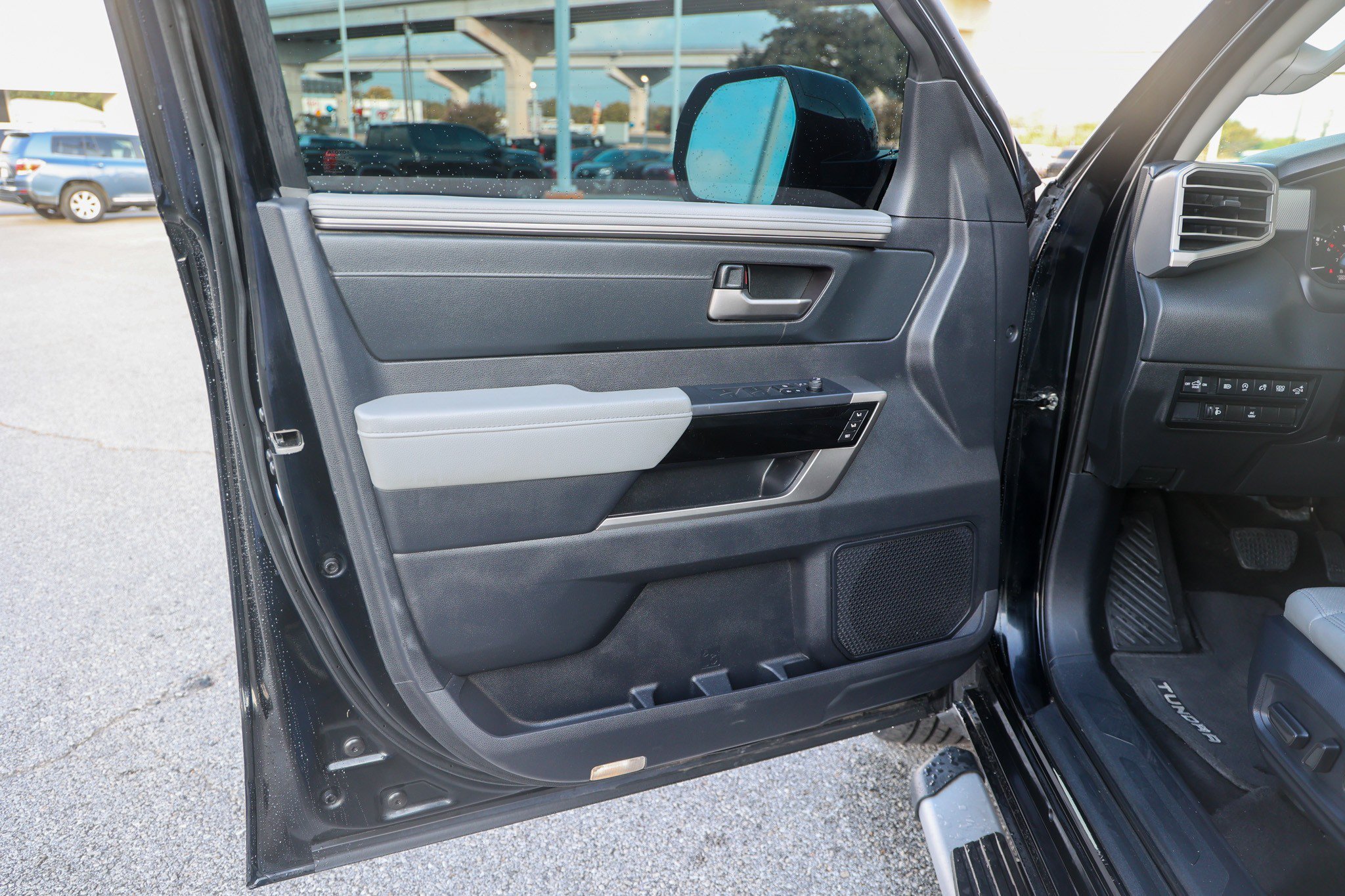 Used 2022 MIDNIGHT BLACK ME Toyota Limited image 33