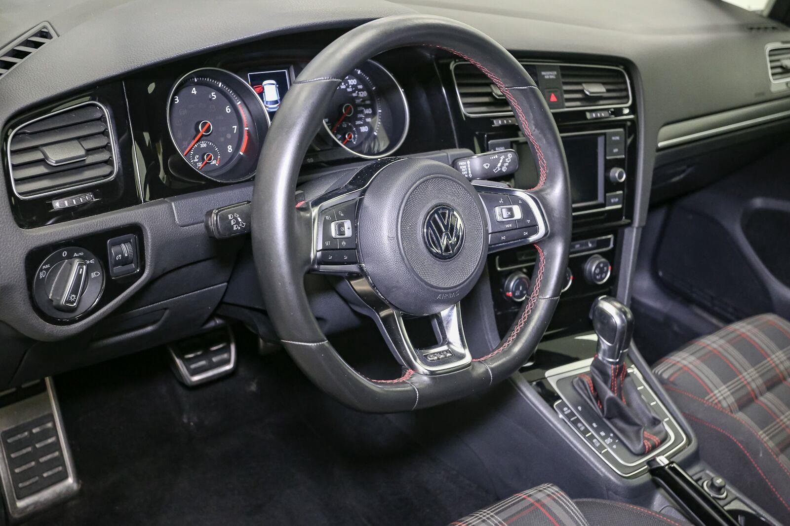 Used 2019 Deep Black Pearl Volkswagen SE image 21