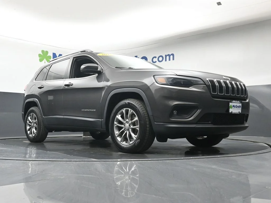 Used 2019 Gray Jeep Latitude Plus image 28