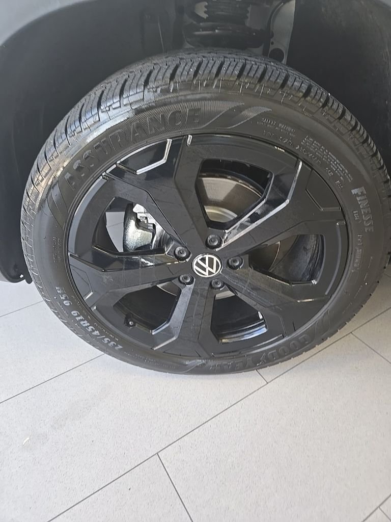 Certified Used 2025 Pure White Volkswagen 1.5T SE Black image 5