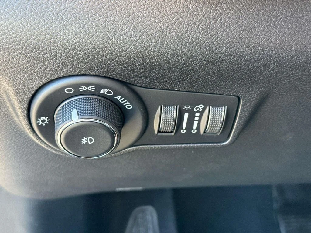 New 2026 White Jeep Latitude image 23