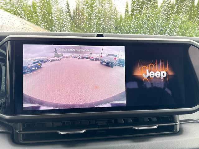 Used 2025 Granite Crystal Metallic Clearcoat Jeep Sahara image 29