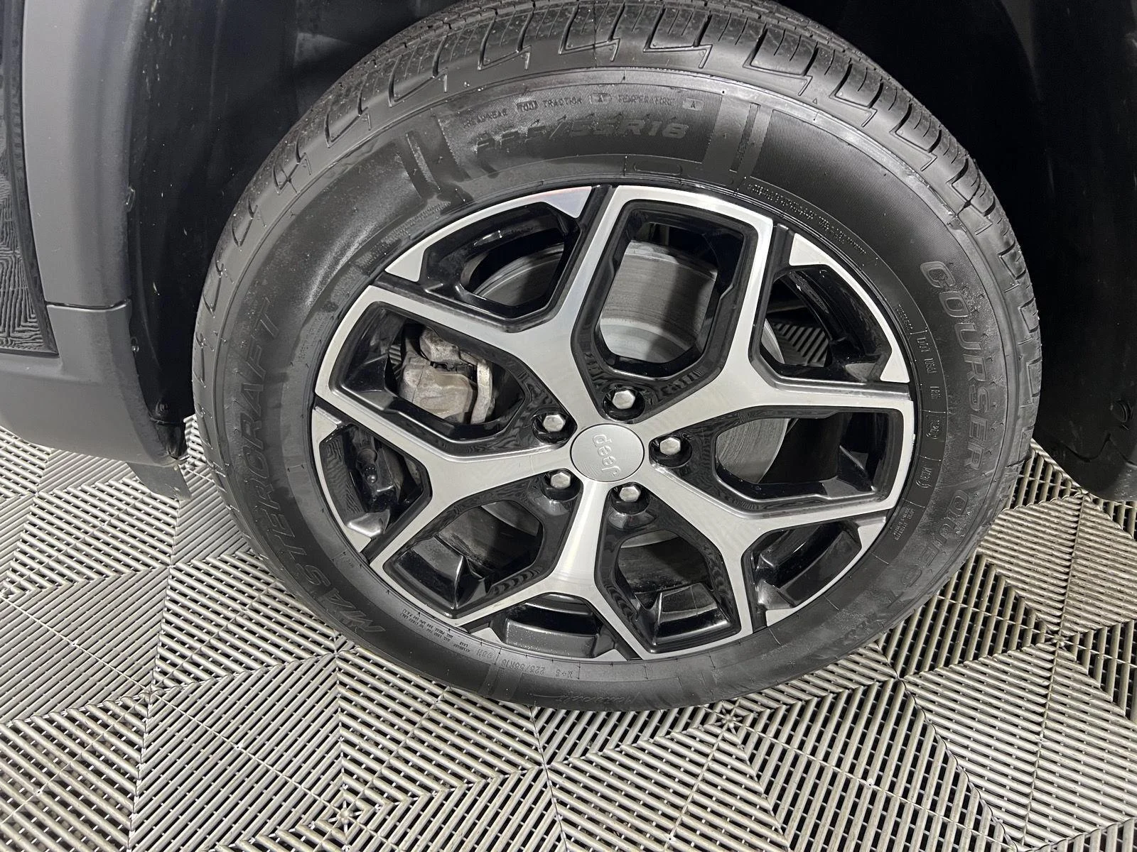 Used 2024 Diamond Black Crystal Pearlcoat Jeep Limited image 21