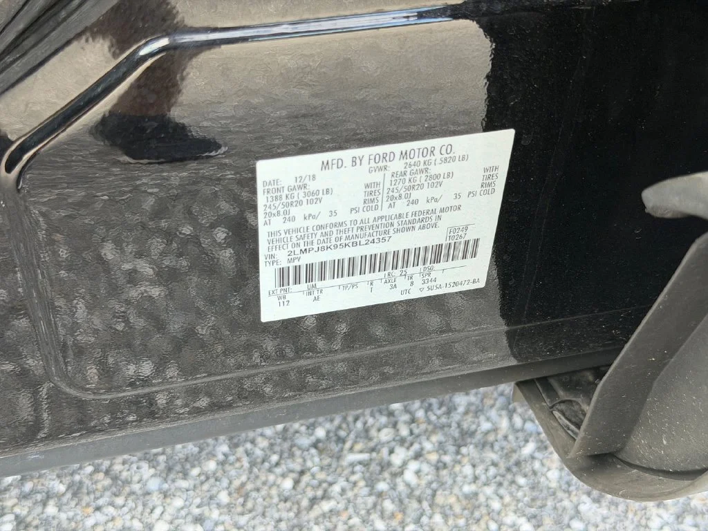 Used 2019 Black Lincoln Select image 11