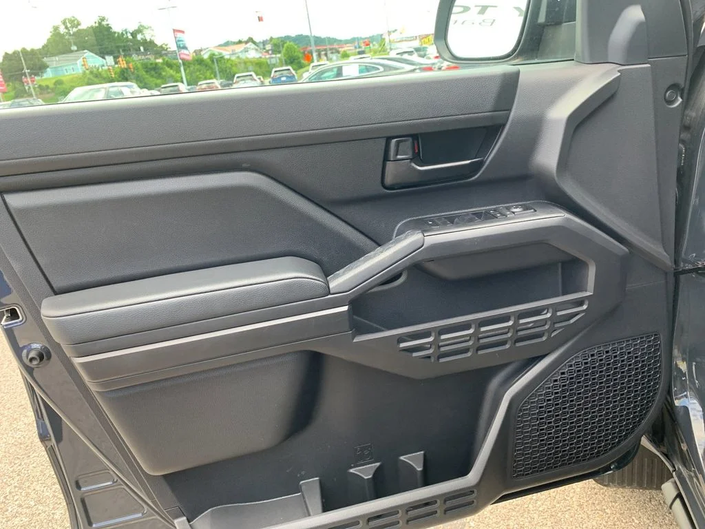 Used 2024  Toyota SR image 12