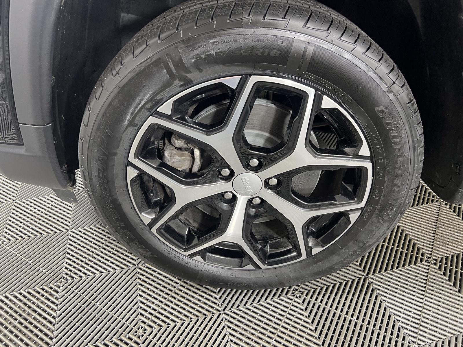 Used 2024 Diamond Black Crystal Pearlcoat Jeep Limited image 21