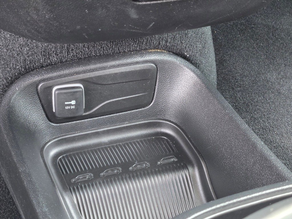 Used 2025 White Chrysler Select image 30