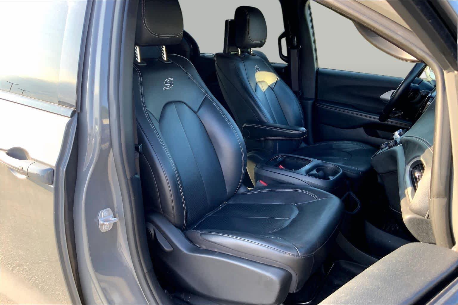 Used 2021 Ceramic Gray Clearcoat Chrysler Touring L image 8