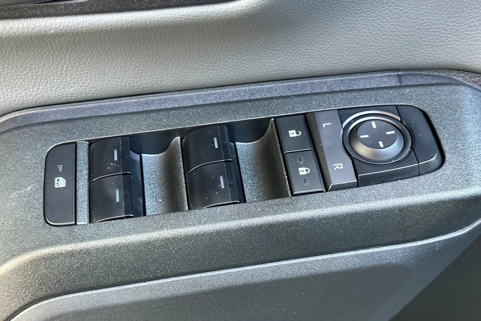 2026 Toyota RAV4 Plug-in Hybrid SE - Photo 20