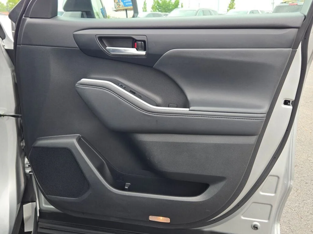 Used 2022 Silver Toyota XLE image 8