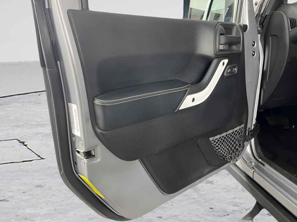 2014 Jeep Wrangler Unlimited Sahara - Photo 9