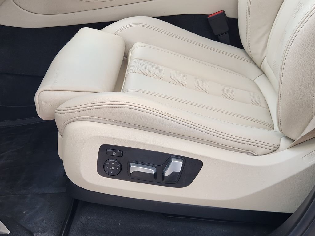 Used 2019 White Metallic BMW xDrive40i image 23