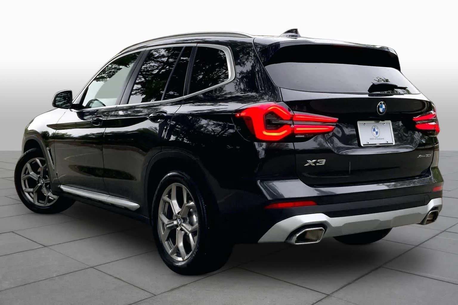 Used 2022 Dark Graphite Metallic BMW xDrive30i image 11