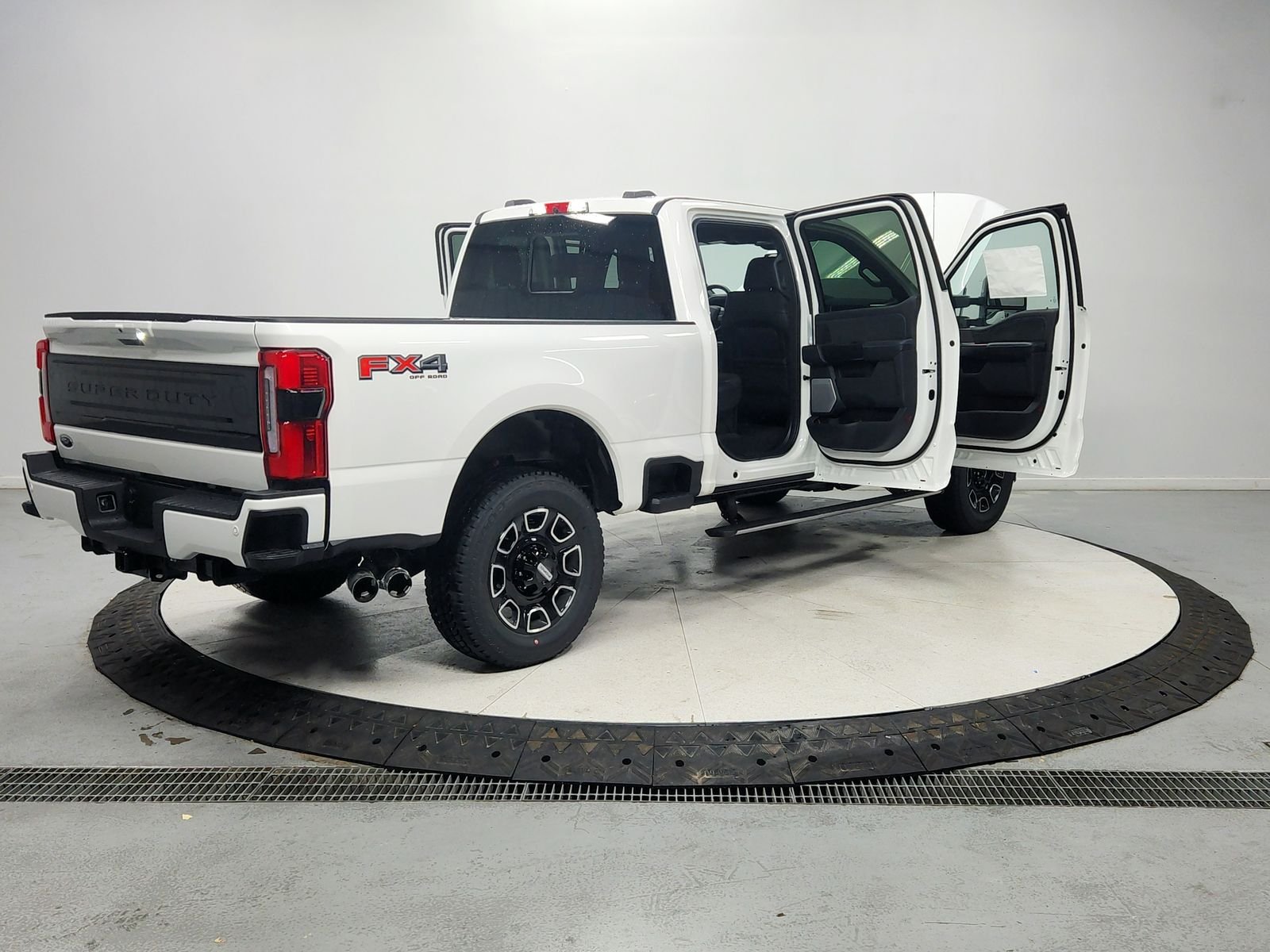 2026 Ford F-350 Super Duty Platinum - Photo 15