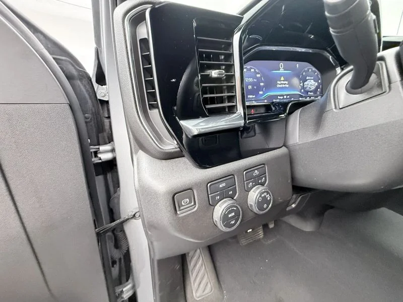 Used 2024  Chevrolet LT Pickup 4D 5 3/4 ft image 31
