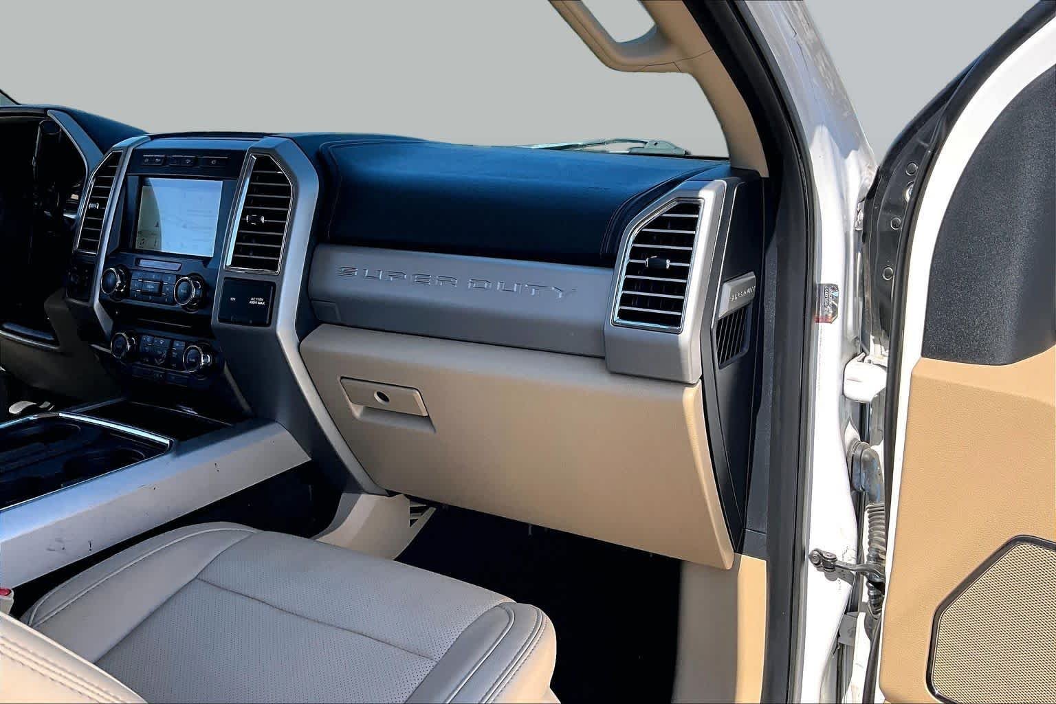 Used 2017 White Platinum Metallic Tri-Coat Ford Lariat image 19