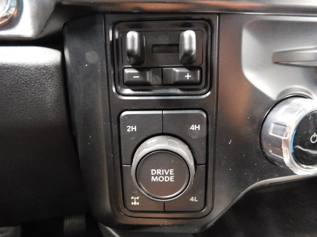 Used 2024 Iconic Silver Metallic Ford Lariat image 25