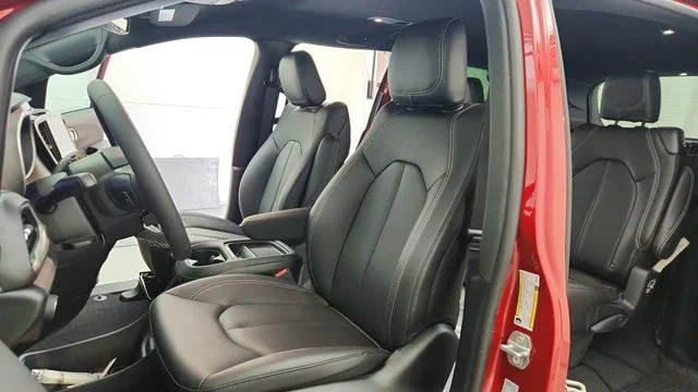 New 2027 Red Hot Pearl-Coat Exterior Paint Chrysler Select image 18