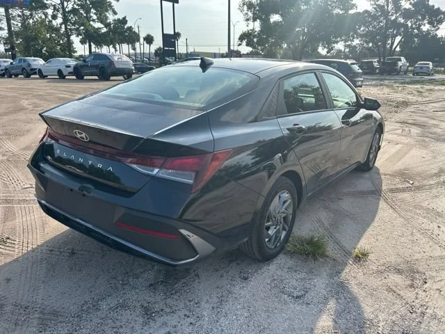 Used 2024 Abyss Black Hyundai SEL image 4