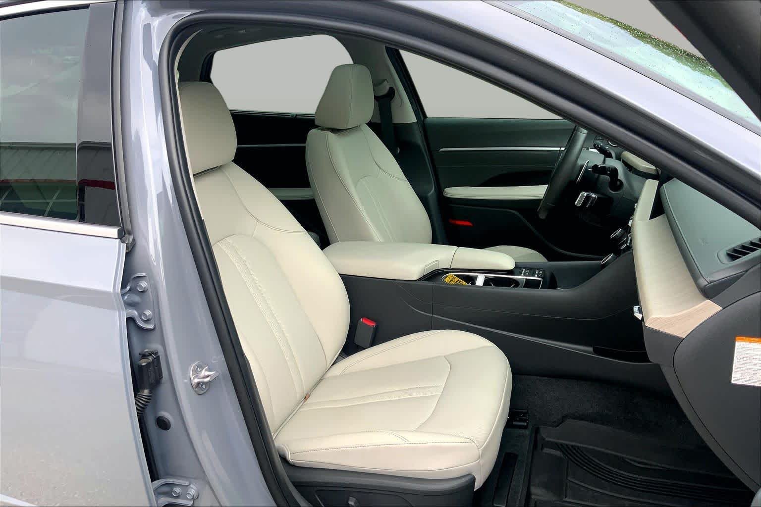 Used 2024 Transmission Blue Hyundai Limited image 9