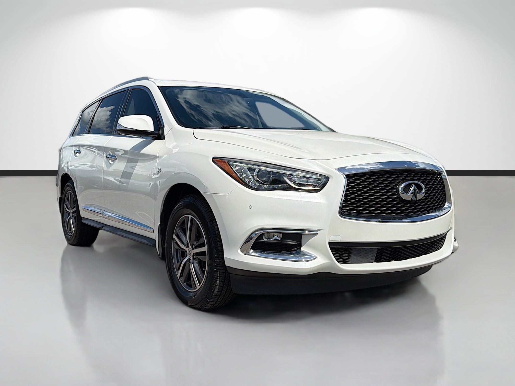 Used 2017 Majestic White INFINITI Base image 6