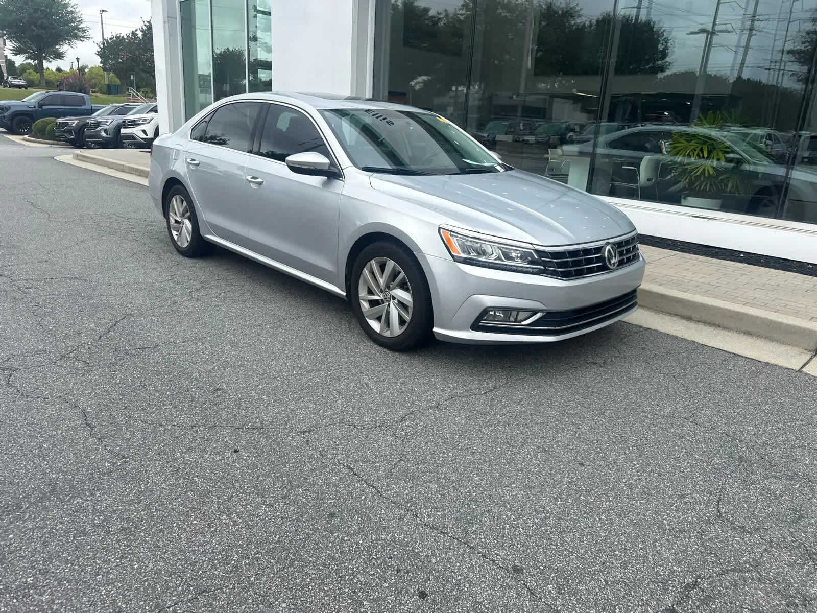 Used 2018 Reflex Silver Metallic Volkswagen 2.0T SE image 2