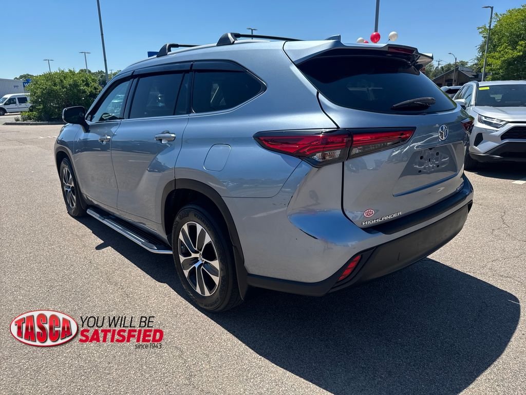 Used 2022 Gray Toyota XLE image 5